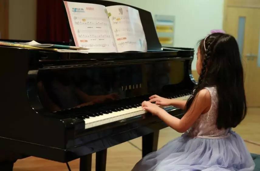 孩子彈鋼琴，手型一定要規(guī)范嗎？